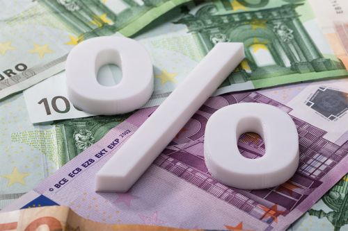 Foto: Prozentzeichen auf Geldscheinen