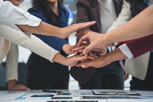 © Crystal - stock.adobe.com Foto: Menschen reichen sich die Hände